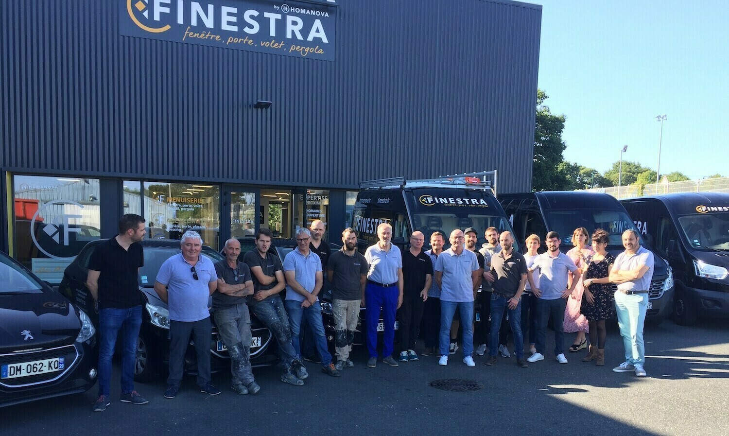 L'équipe Finestra réunie devant l'agence et ses véhicules