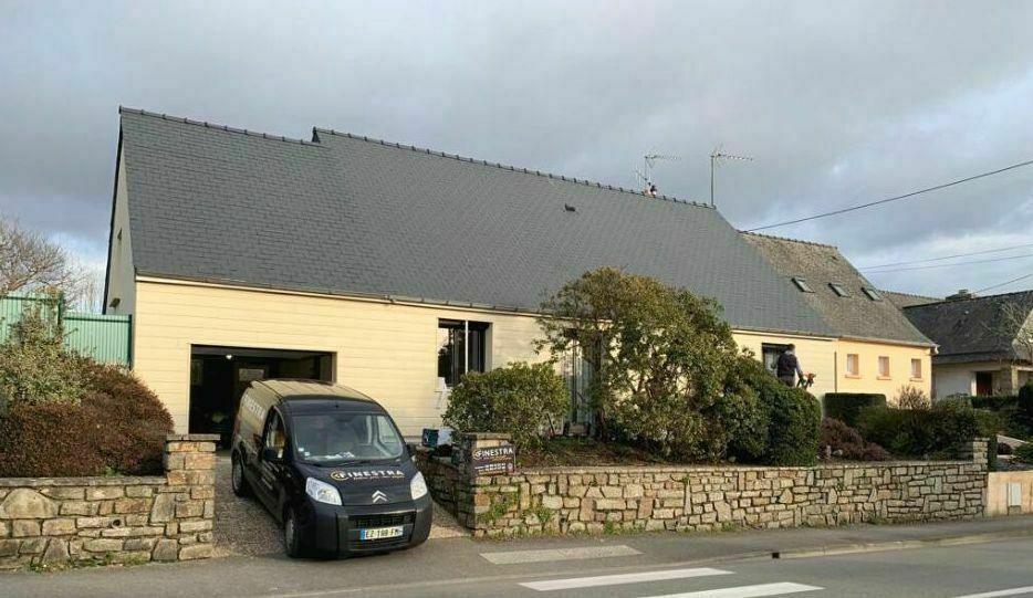 Maison bretonne isolée par l'extérieur, avec un utilitaire Finestra devant le garage