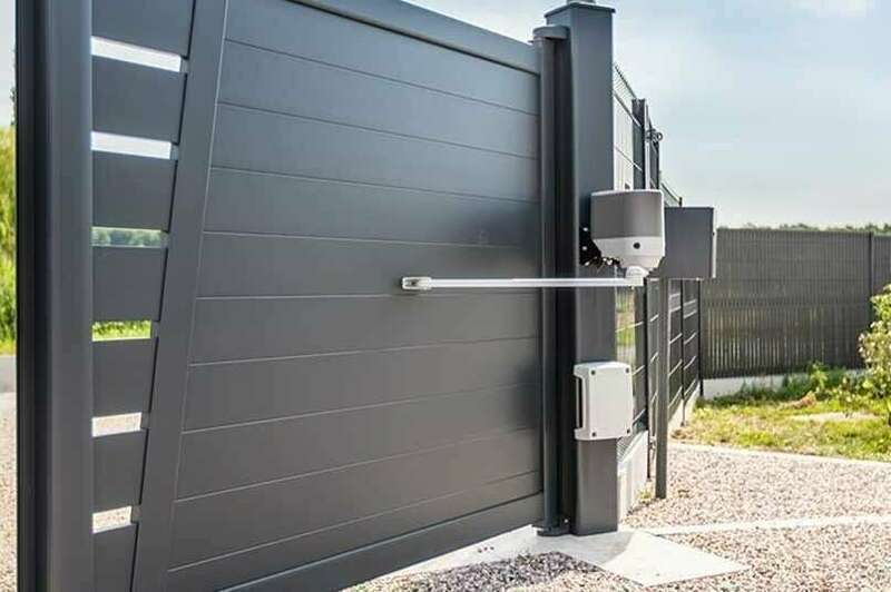 Portail battant motorisé en aluminium anthracite, avec son bras de motorisation