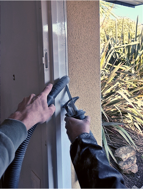 Application d'un joint de mastic sur le dormant lors de la pose d'une porte